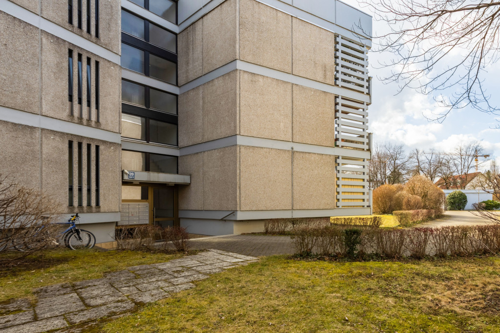 Furnished two-room apartment in Munich's top location with large balcony and view of the countryside