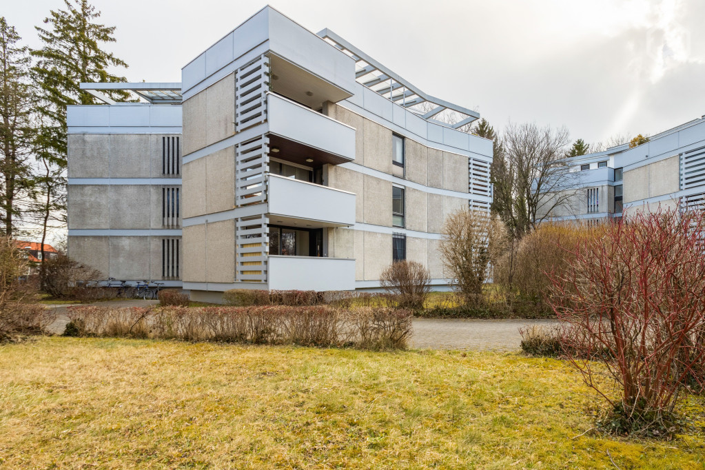 Furnished two-room apartment in Munich's top location with large balcony and view of the countryside