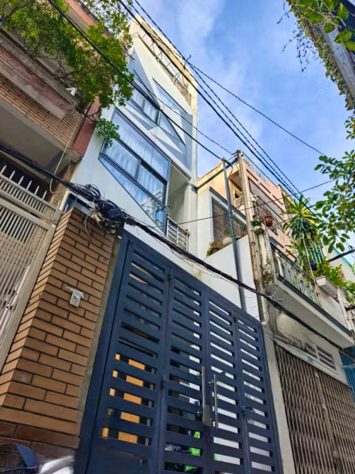 Modern Coliving Townhouse with Private Studios in Vibrant Tan Dinh District