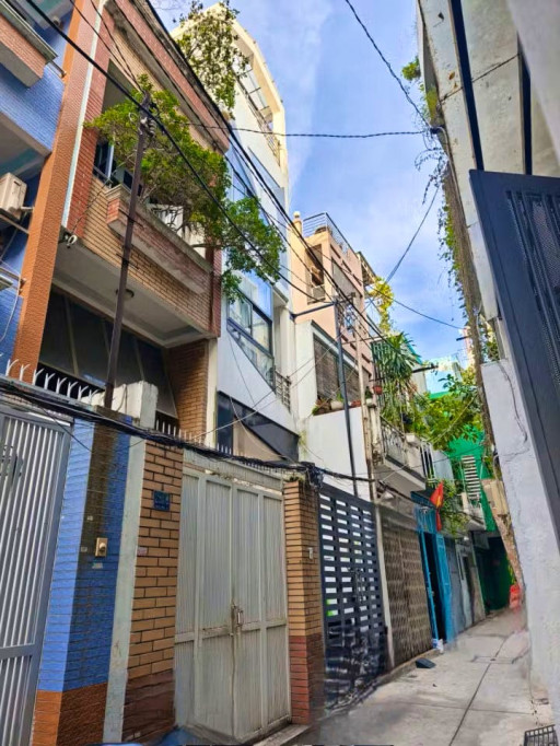 Modern Coliving Townhouse with Private Studios in Vibrant Tan Dinh District