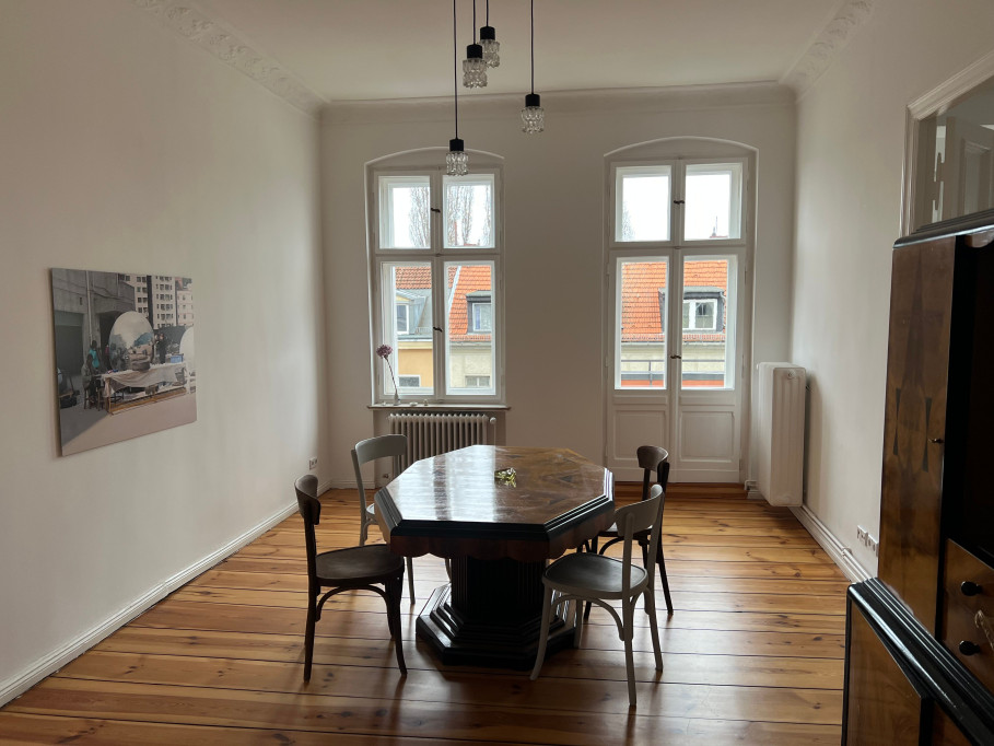 Beautiful light-flooded three-room apartment in an old building, freshly renovated
