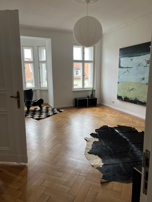 Beautiful light-flooded three-room apartment in an old building, freshly renovated