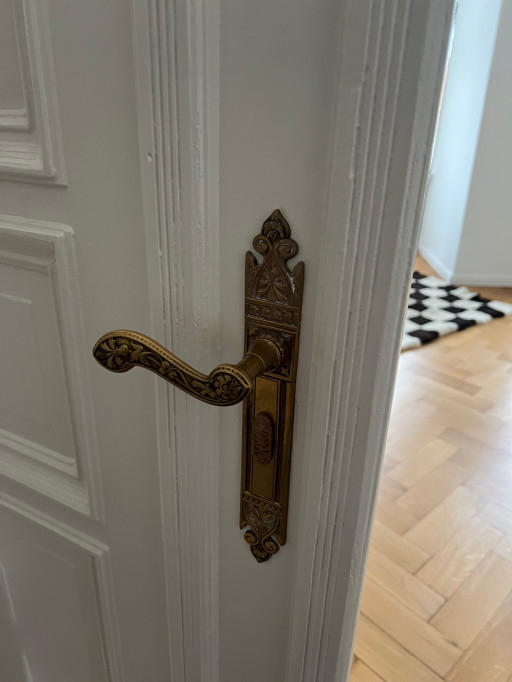 Beautiful light-flooded three-room apartment in an old building, freshly renovated