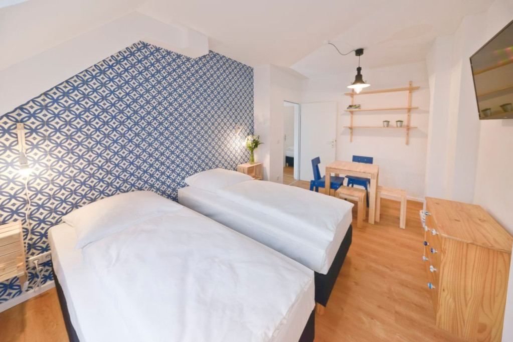 SERVICED APARTMENT: New and modern, central rooftop apartment