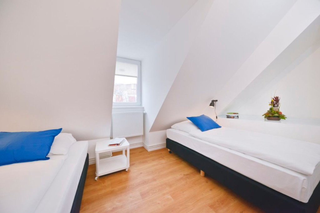 SERVICED APARTMENT: New and modern, central rooftop apartment