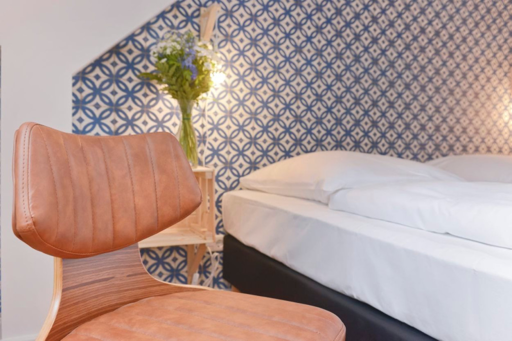 SERVICED APARTMENT: New and modern, central rooftop apartment