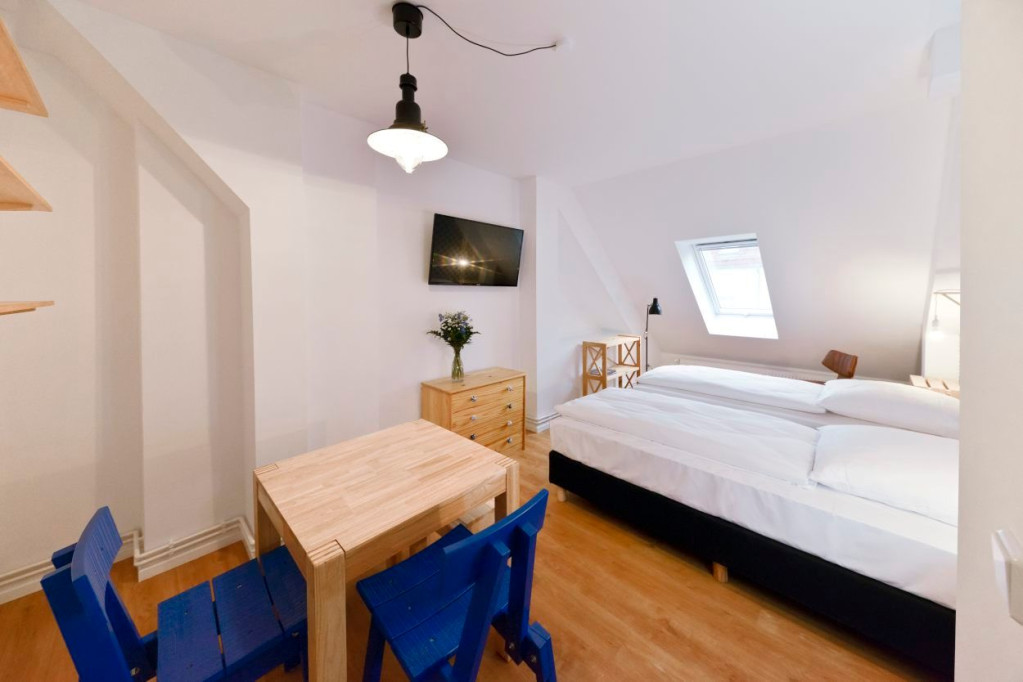 SERVICED APARTMENT: New and modern, central rooftop apartment