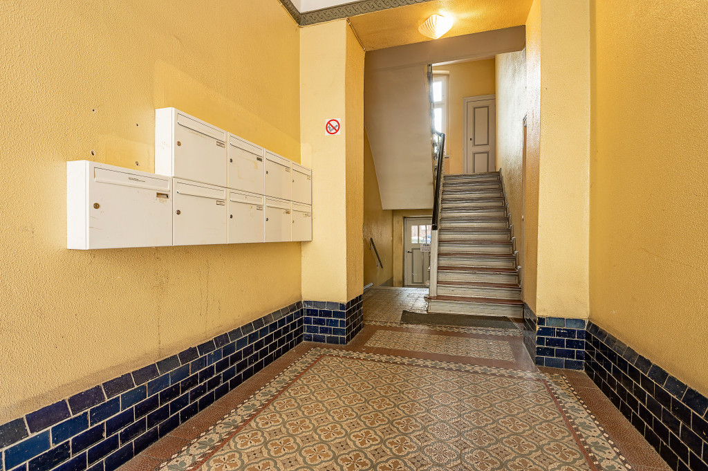 Very well connected, pretty and modern furnished old building apartment in Charlottenburg for up to 6 people.