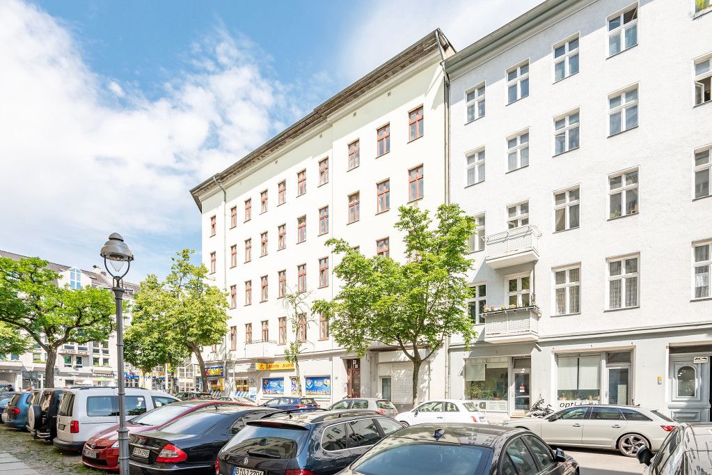Very well connected, pretty and modern furnished old building apartment in Charlottenburg for up to 6 people.