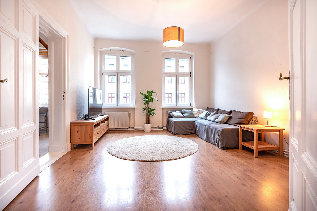 Very well connected, pretty and modern furnished old building apartment in Charlottenburg for up to 6 people.