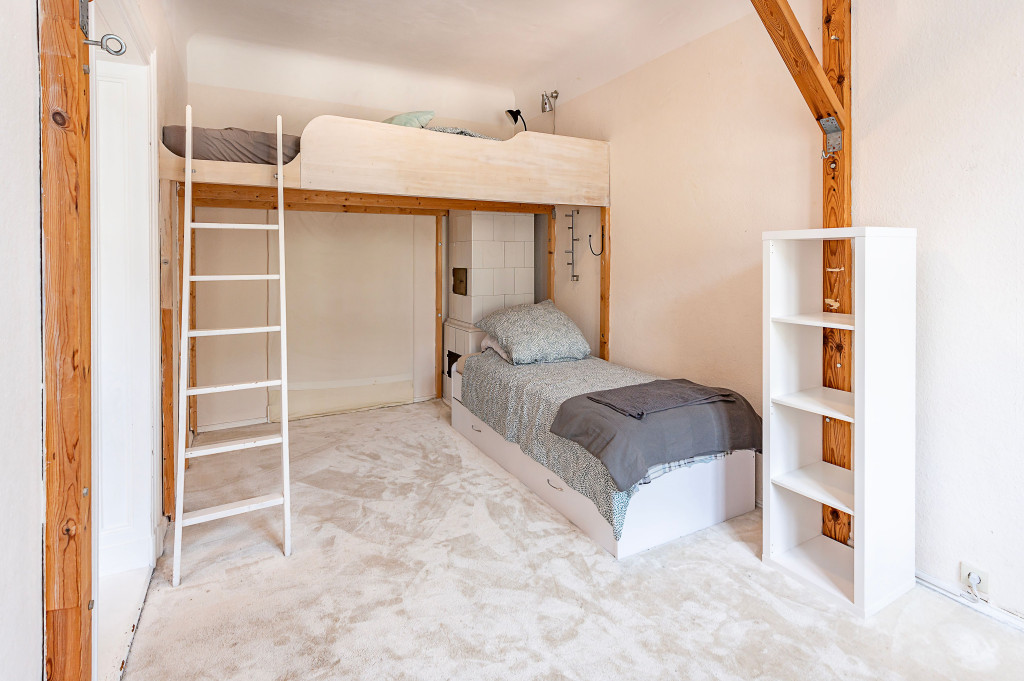 Very well connected, pretty and modern furnished old building apartment in Charlottenburg for up to 6 people.