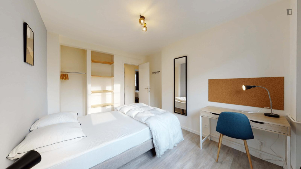 Bright double bedroom near the Grand Palais metro