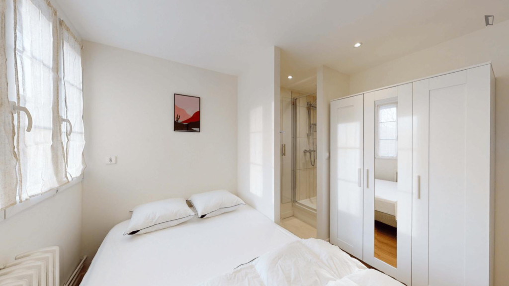 Pleasant double ensuite bedroom in the centre of Lille