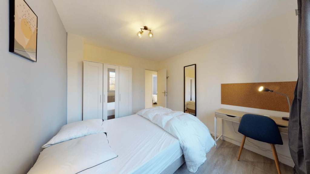 Neat double bedroom near the Grand Palais metro 
