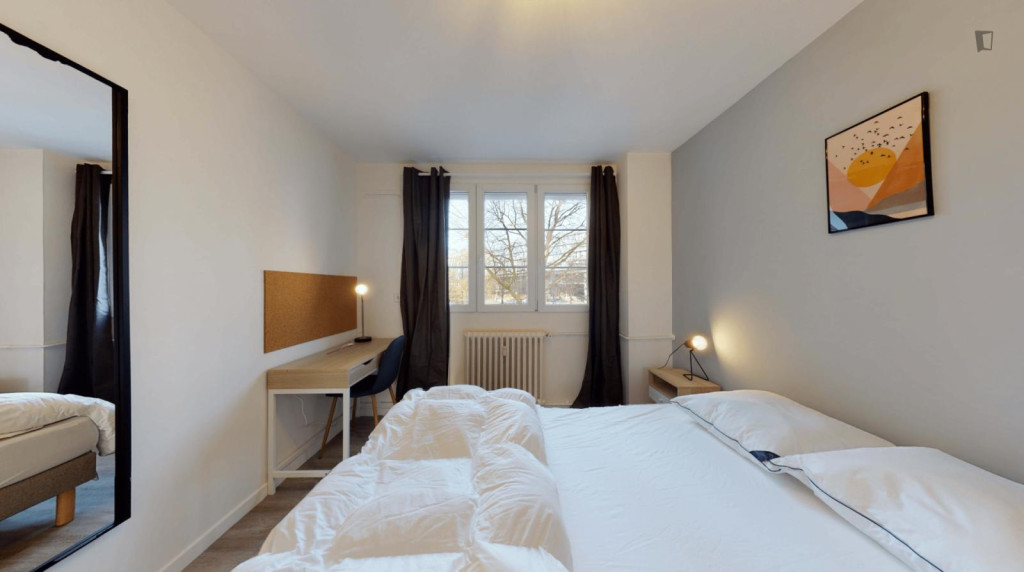 Neat double bedroom near the Grand Palais metro 