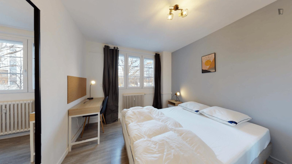 Neat double bedroom near the Grand Palais metro 