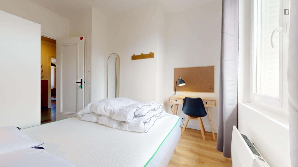 Bright double bedroom in the Villette Gare neighbourhood 