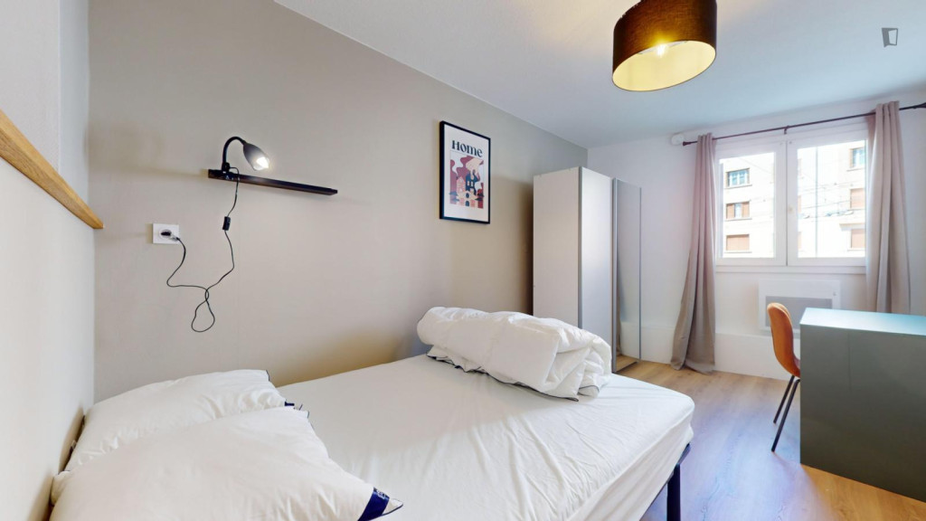 Comfy double bedroom in Monluc