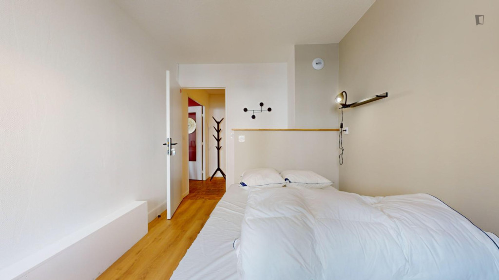 Comfy double bedroom in Monluc