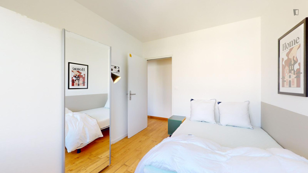 Interesting double bedroom in Monluc