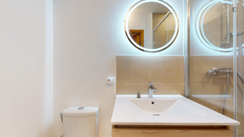 Snug double bedroom near the Part Dieu train station