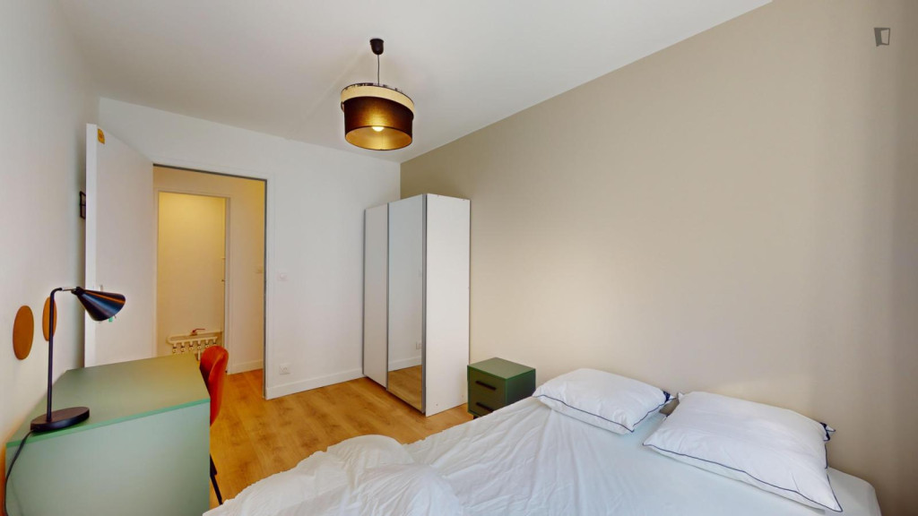 Welcoming double bedroom in Montrouge