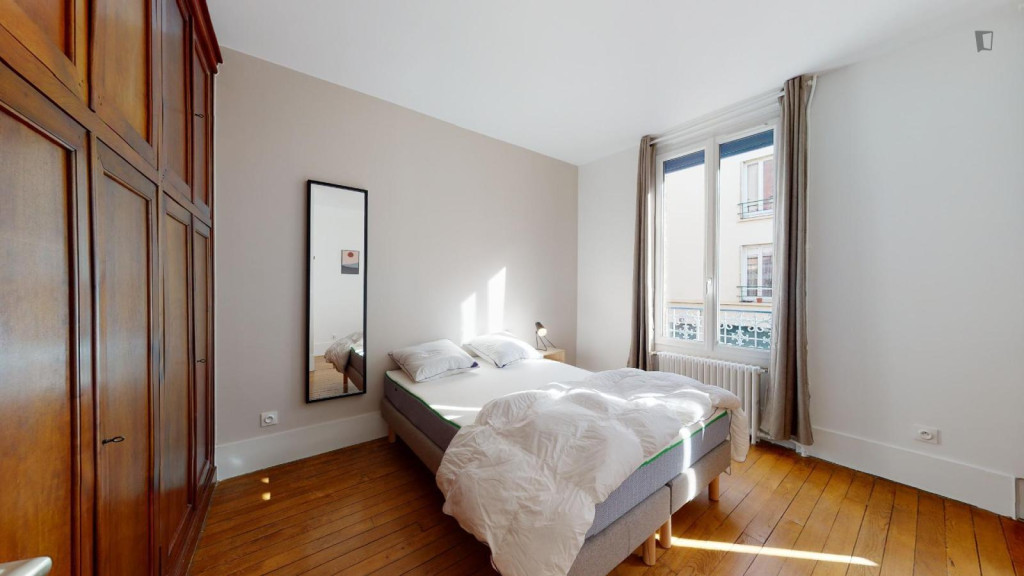 Attractive double bedroom in Noisy-le-Sec