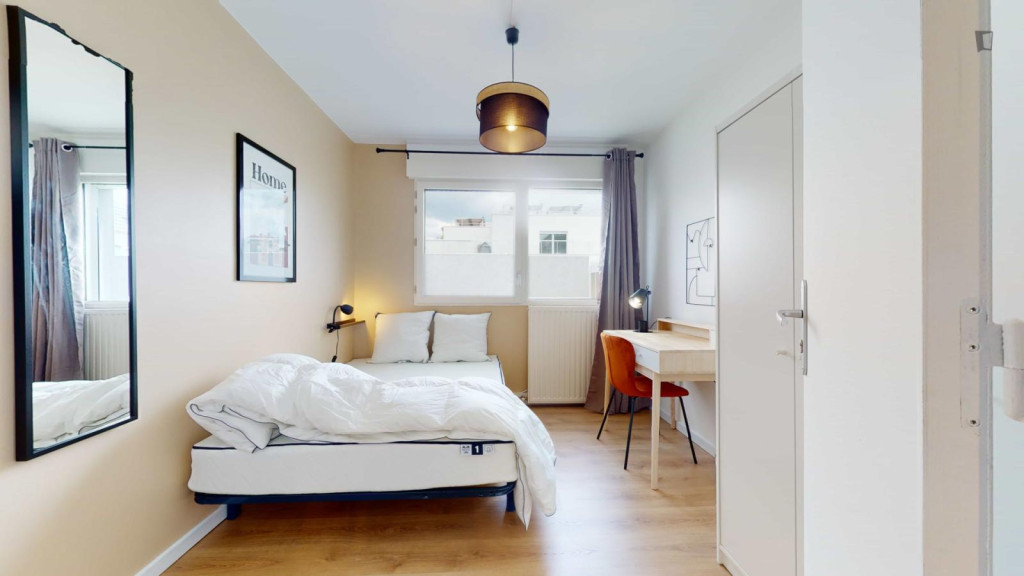 Very neat double bedroom in Nanterre