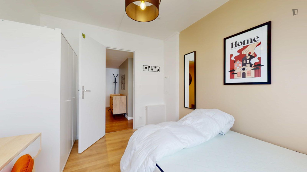 Very neat double bedroom in Nanterre