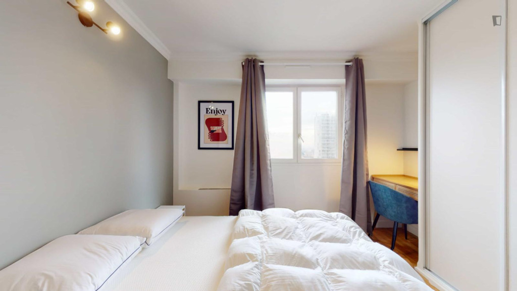 Appealing double bedroom in Villemomble