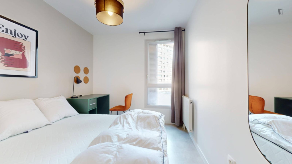 Snug double bedroom in Nanterre