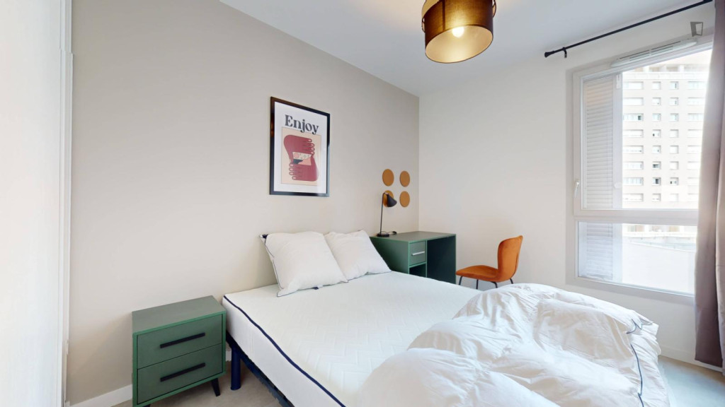 Snug double bedroom in Nanterre