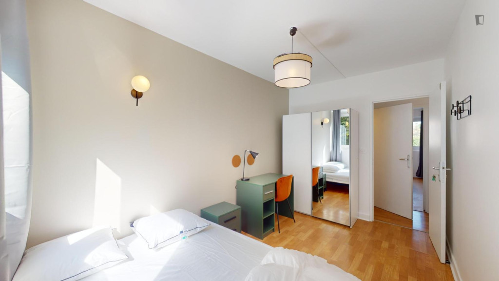 Luminous double bedroom in Montrouge