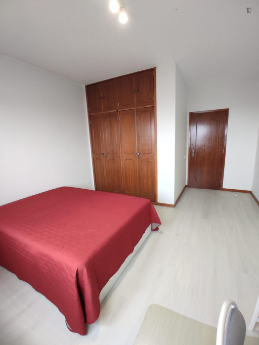Sunny bedroom next to Lapa metro station - Porto - chambre - ImmoJeune