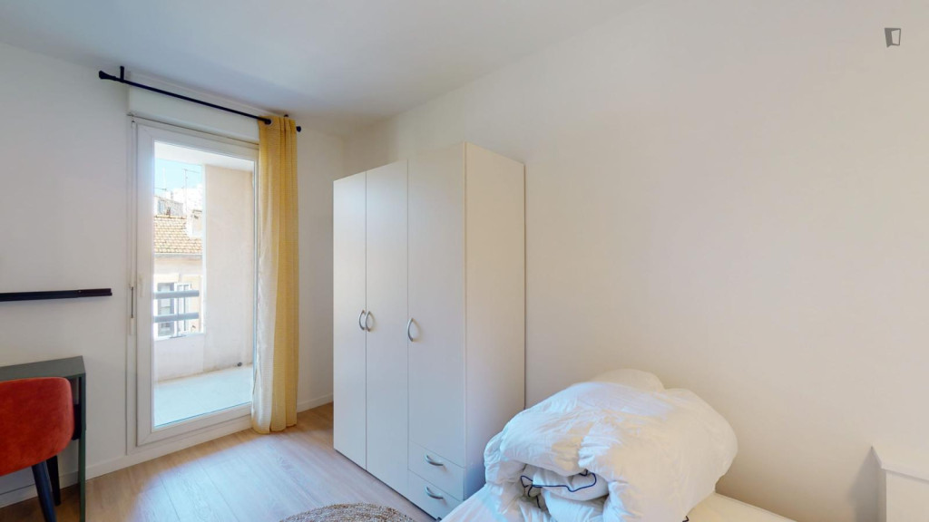 Double bedroom wiotyh a balcony, in Belle-de-Mai
