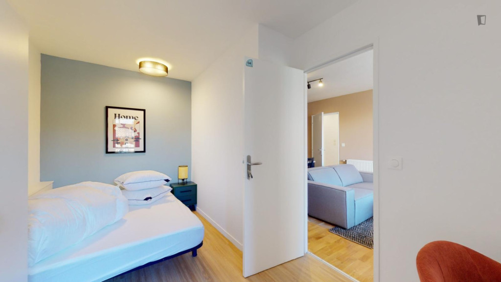 Double bedroom wiotyh a balcony, in Belle-de-Mai