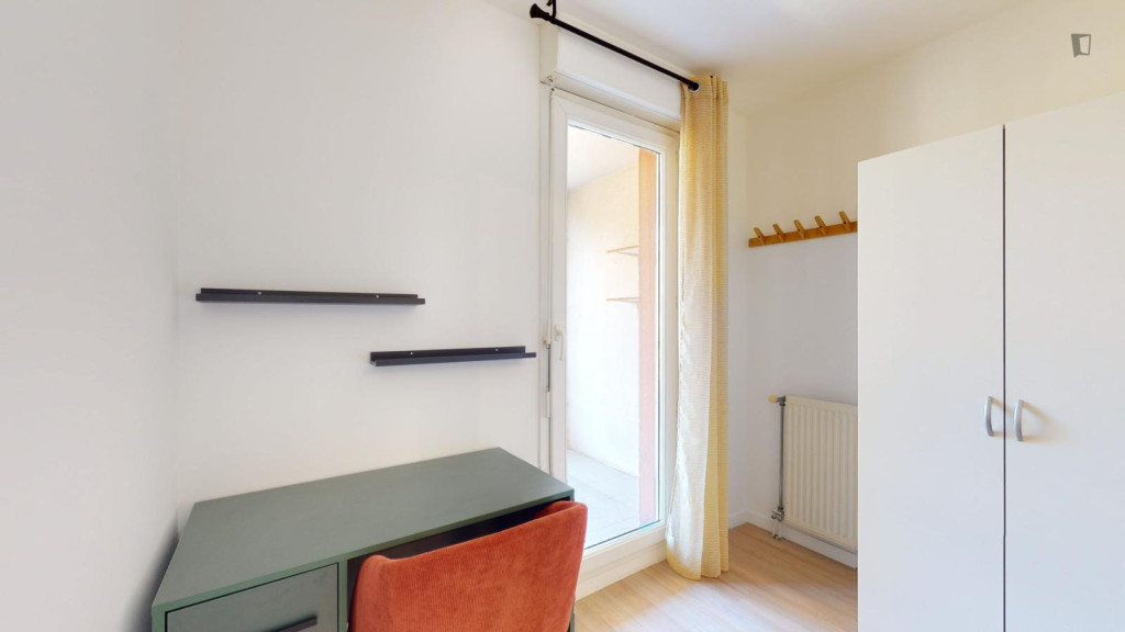 Double bedroom wiotyh a balcony, in Belle-de-Mai