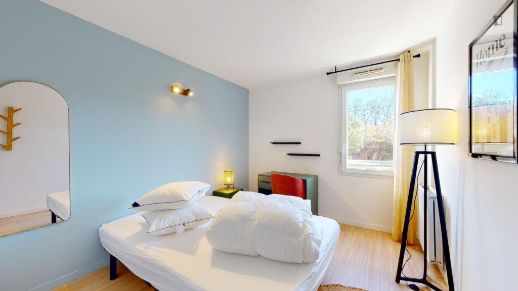 Nice double bedroom in Belle-de-Mai