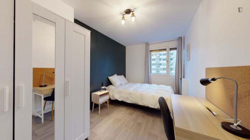 Well illuminated double bedroom in Asnières-sur-Seine