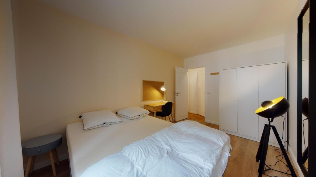 Lovely double bedroom near Quatre Routes tram stop