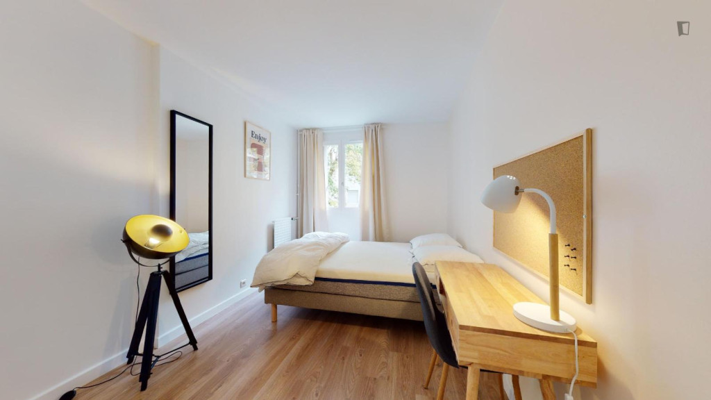 Lovely double bedroom near Quatre Routes tram stop