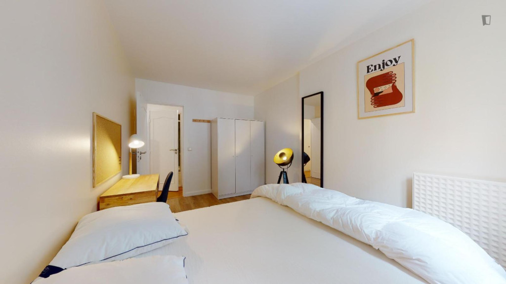 Lovely double bedroom near Quatre Routes tram stop