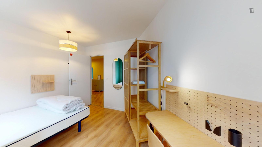 Lovely little double bedroom in Asnières-sur-Seine