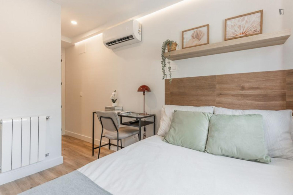 Snug single ensuite bedroom near Parque de San Isidro - Madrid - chambre - ImmoJeune