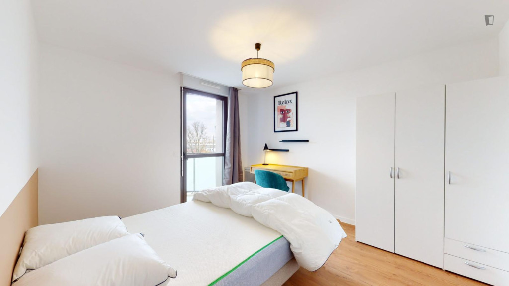 Snug double bedroom in Gare St Jean