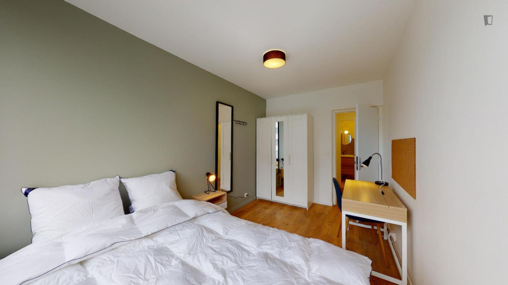 Restful double bedroom near the Val de Fontenay train station
