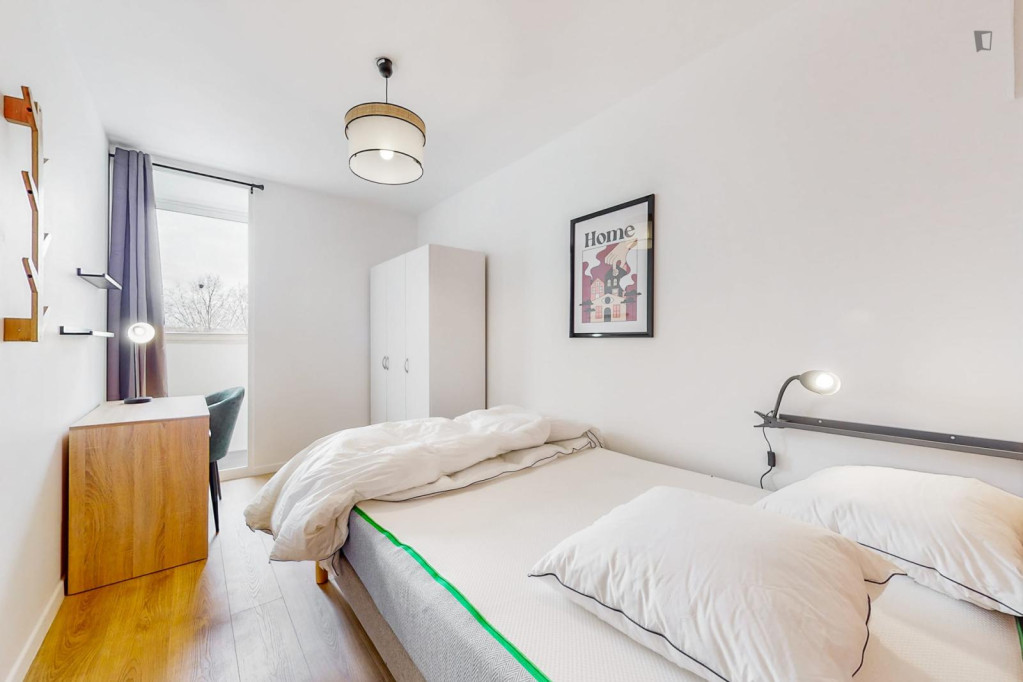 Bright double bedroom in Champeval