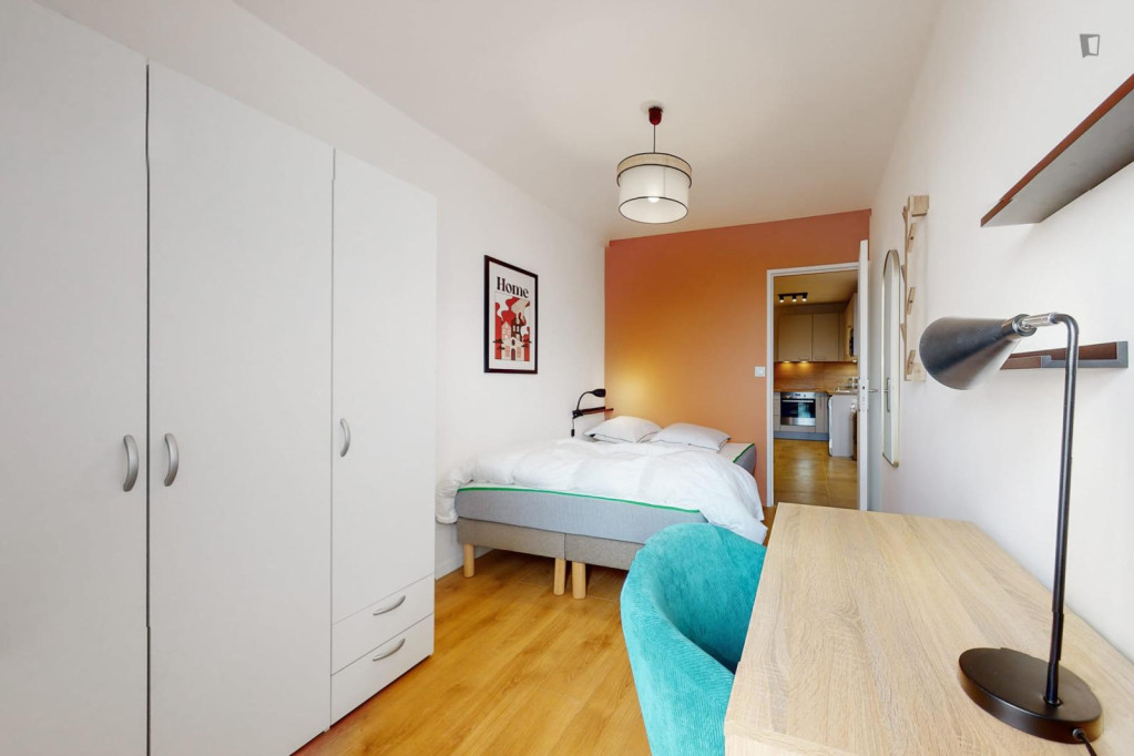 Bright double bedroom in Champeval