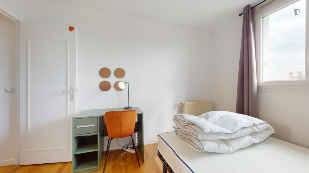 Bright double bedroom in Gennevilliers