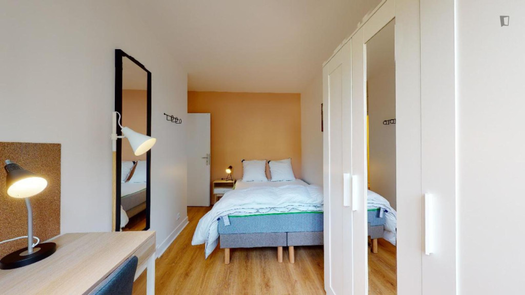 Luminous double bedroom in Clichy